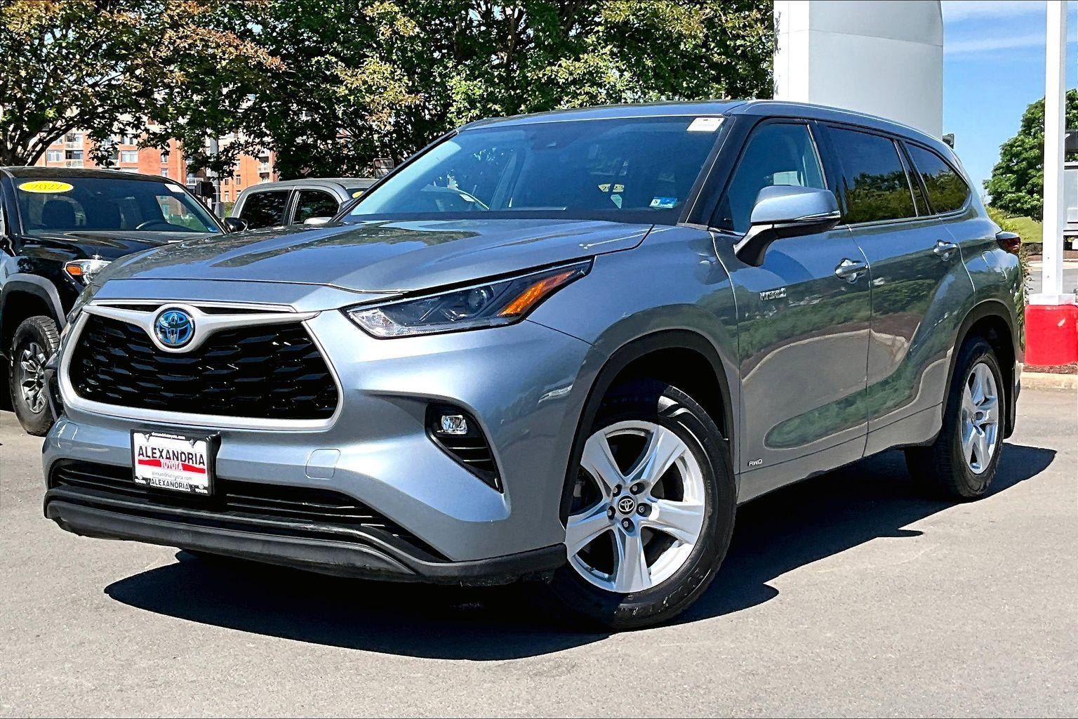 Used 2021 Toyota Highlander LE AWD/4WD image 1