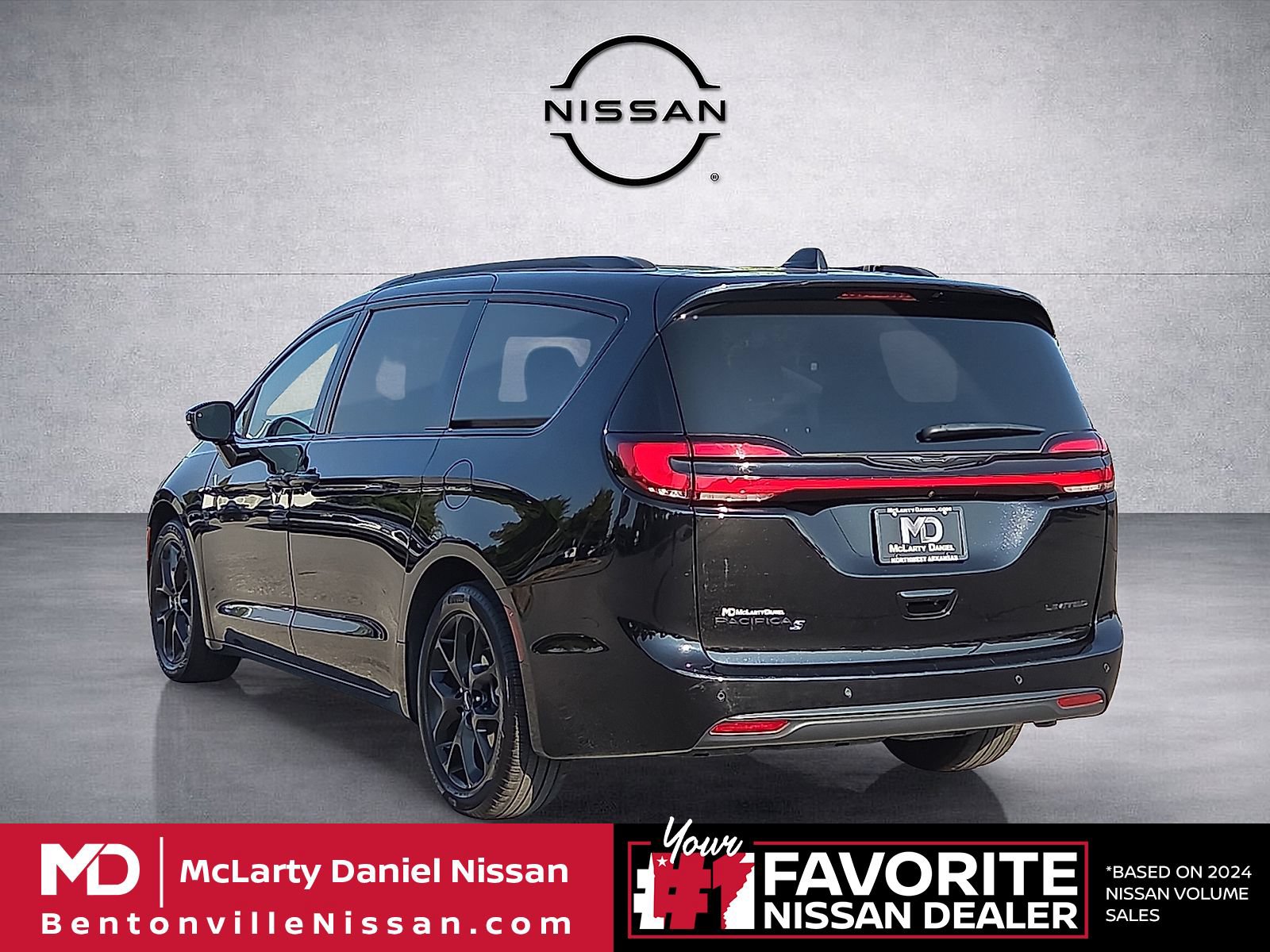 Used 2025 Chrysler Pacifica Limited FWD image 4