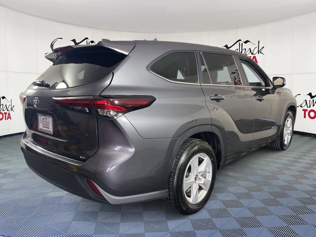 Used 2024 Toyota Highlander LE FWD image 7