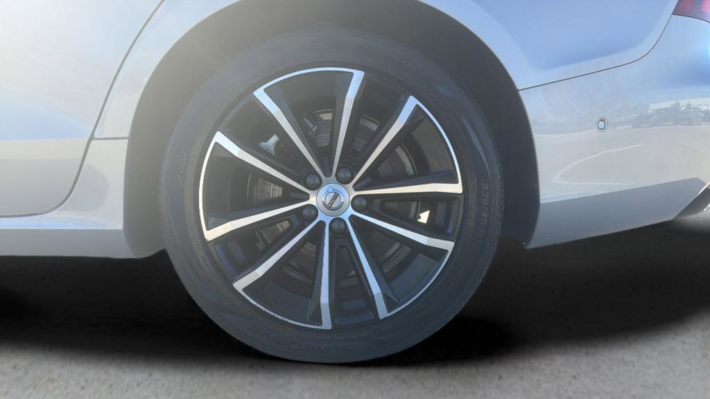 Used 2023 Volvo S60 T8 Plus image 15