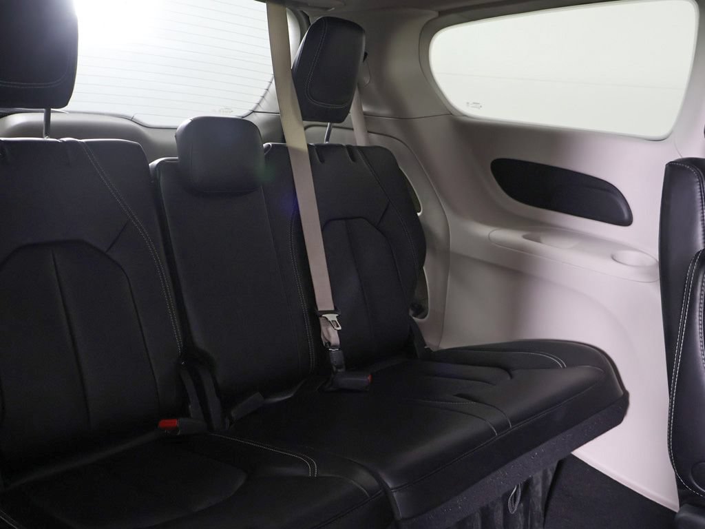Used 2023 Chrysler Pacifica Touring-L FWD image 32