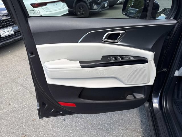 Used 2023 Kia Carnival LX FWD image 13