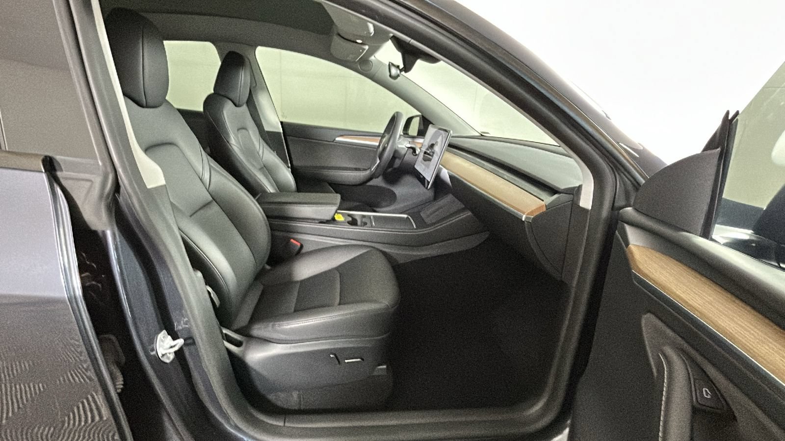 Used 2024 Tesla Model Y Long Range AWD/4WD image 31