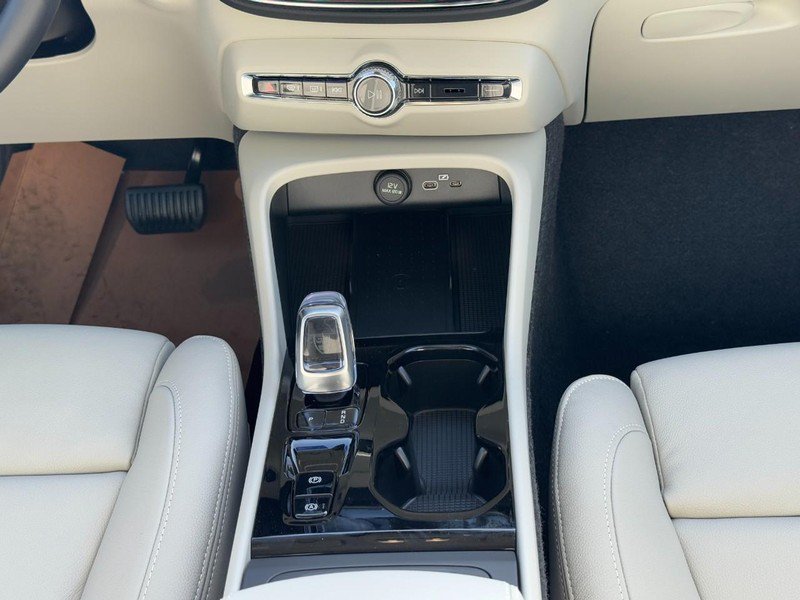 New 2026 Volvo XC40 B4 Plus w/ Climate Package FWD image 9