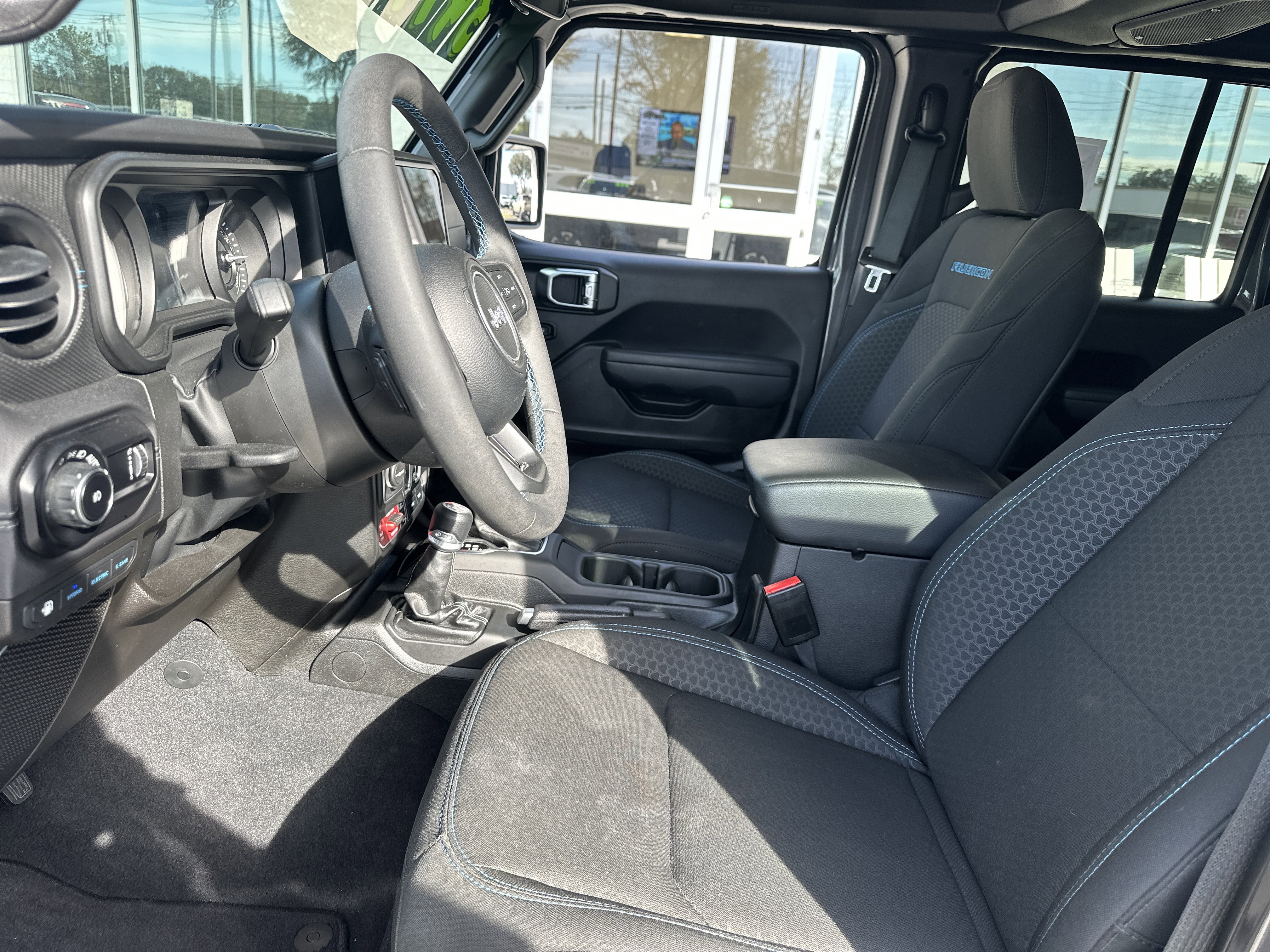 Used 2025 Jeep Wrangler Unlimited Rubicon 4xe w/ Convenience Group AWD/4WD image 11