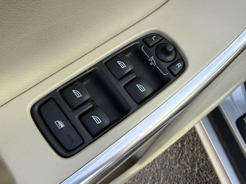 Used 2016 Volvo XC60 T5 Premier w/ Proximity Package FWD image 16