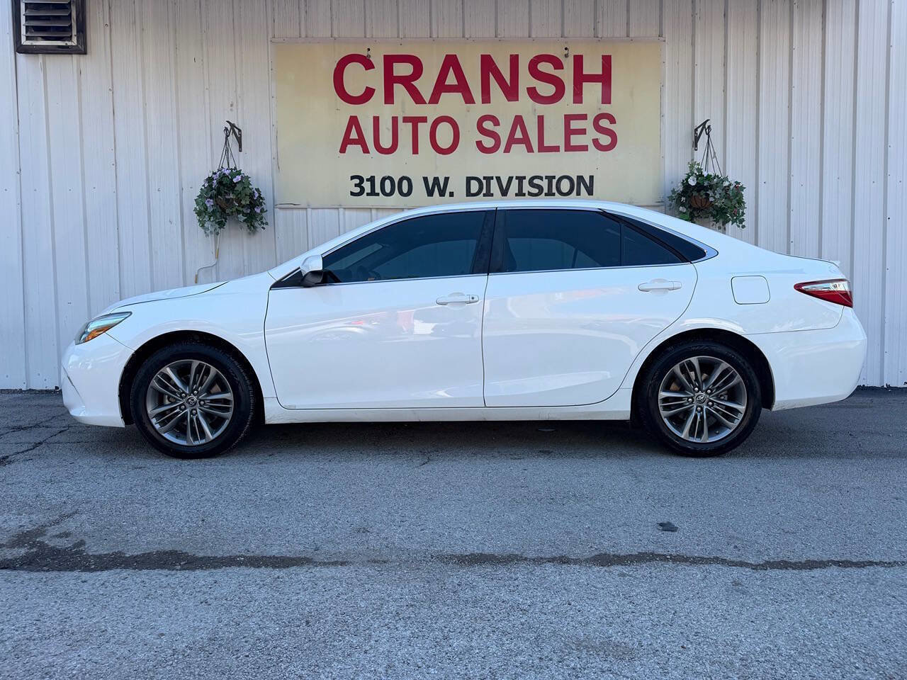 Used 2016 Toyota Camry SE w/ Moonroof Package FWD image 6