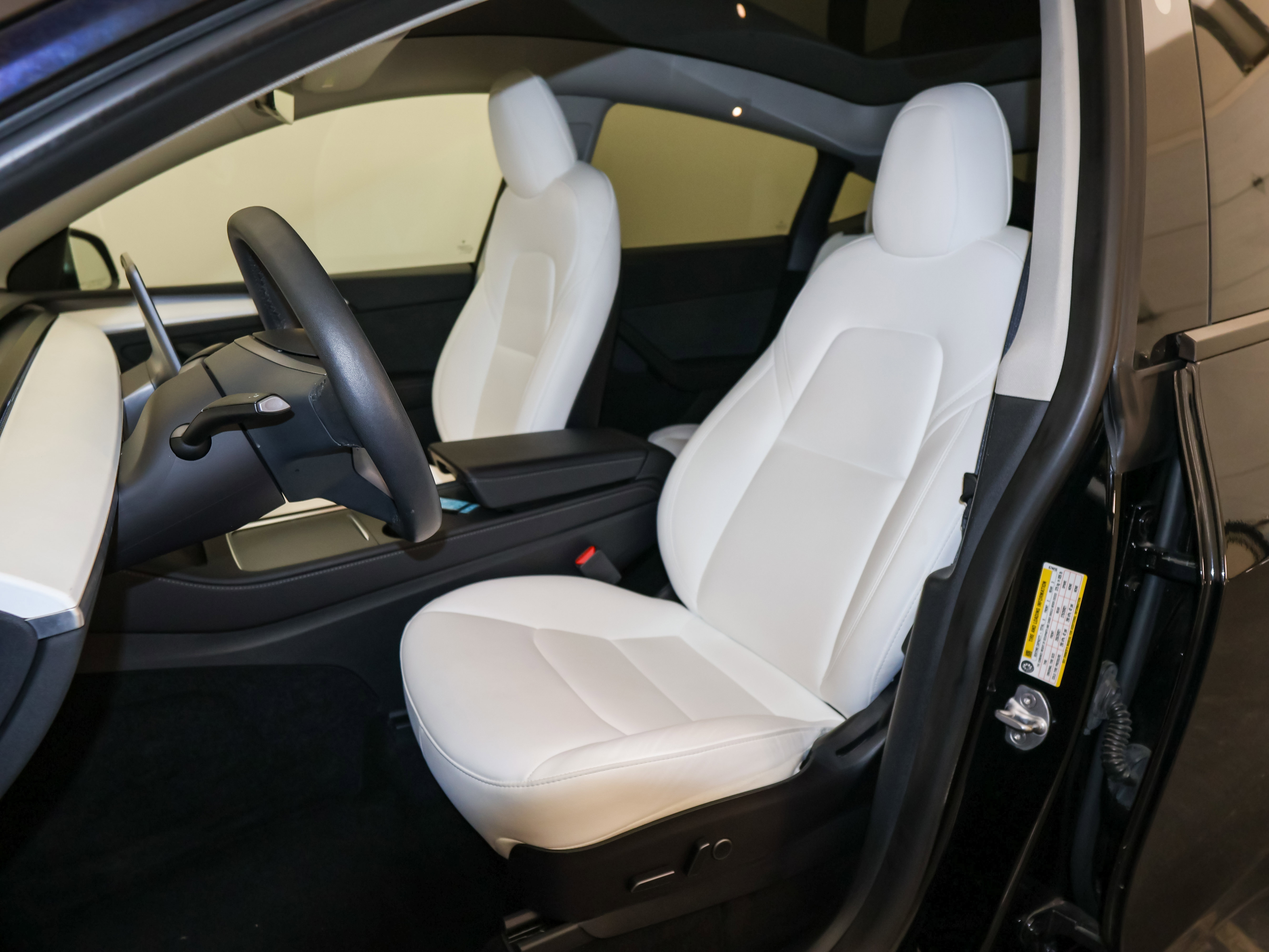Used 2023 Tesla Model Y Performance AWD/4WD image 16