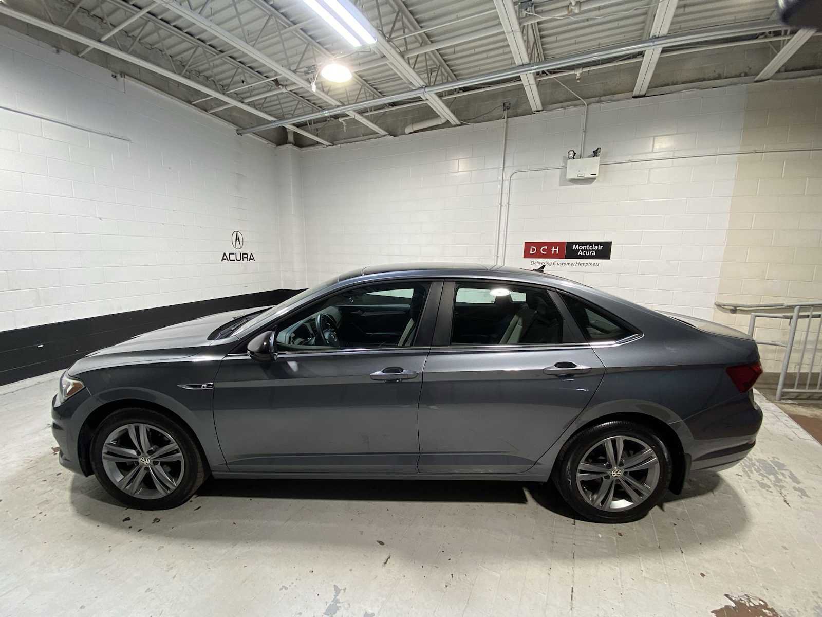 Used 2019 Volkswagen Jetta R-Line w/ R-Line Cold Weather Package FWD image 3