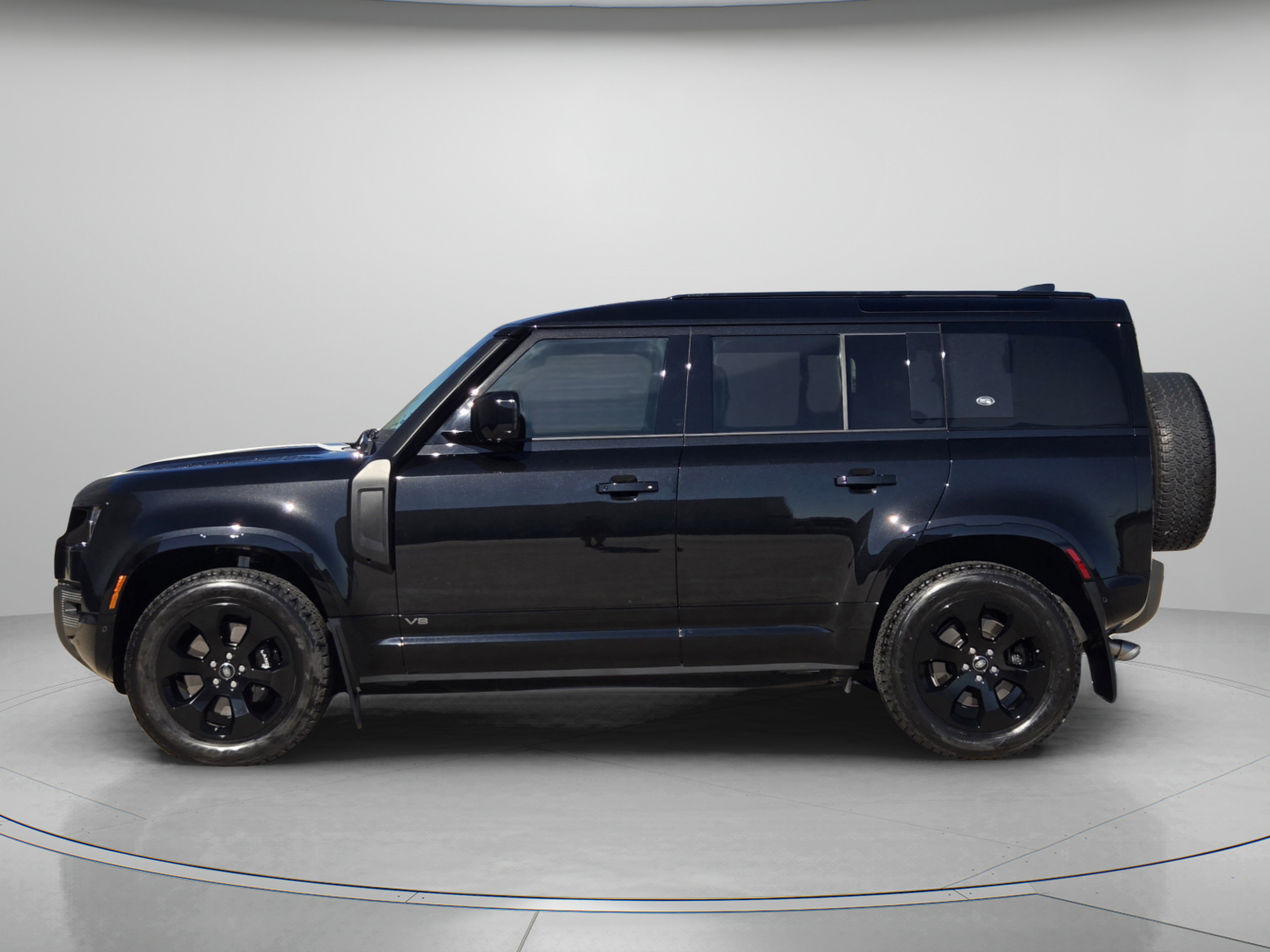 Certified 2024 Land Rover Defender 110 V8 AWD/4WD image 2