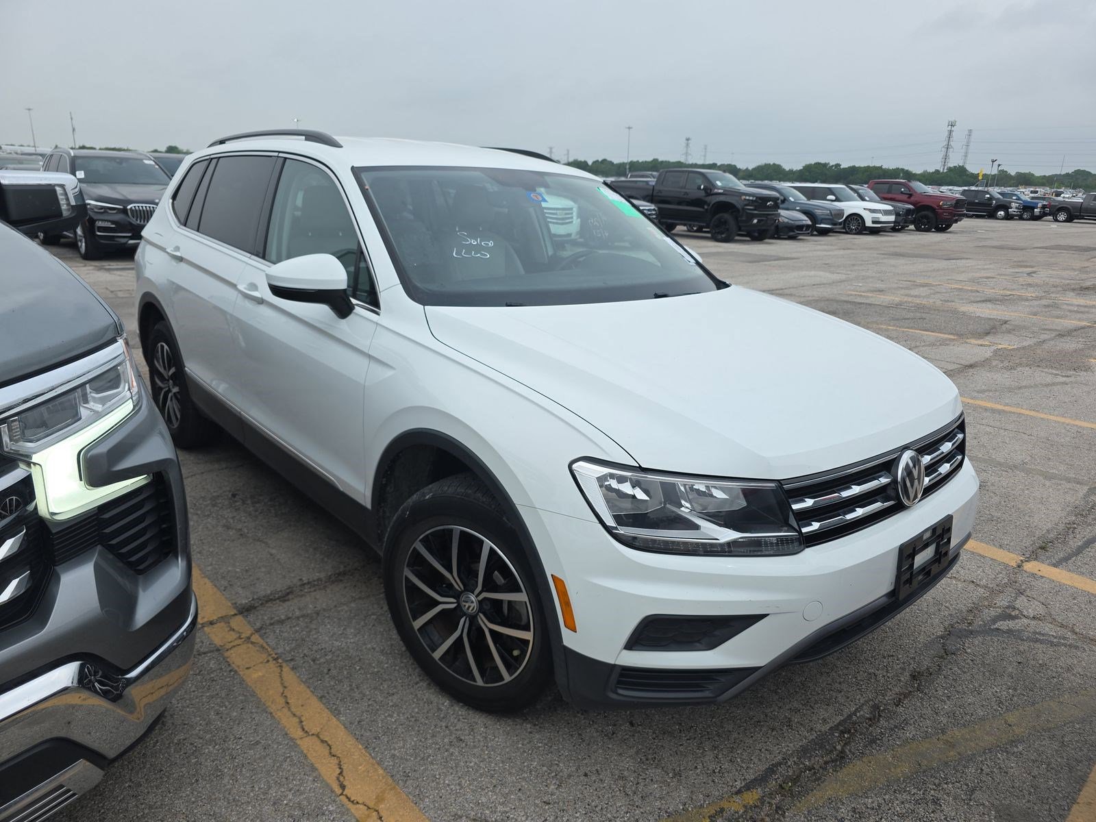 Used 2021 Volkswagen Tiguan SE FWD image 4
