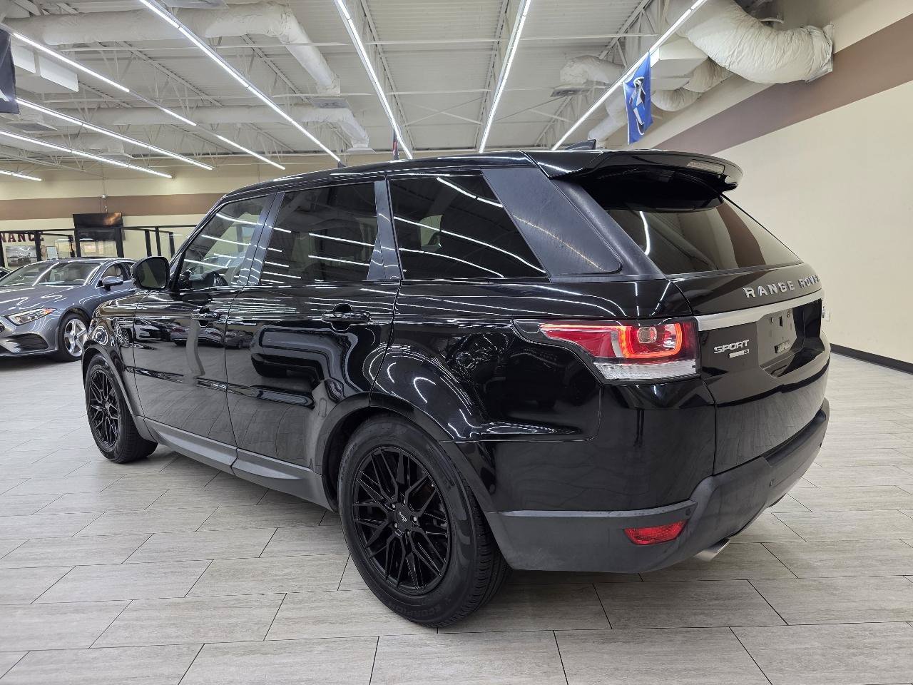 Used 2017 Land Rover Range Rover Sport SE AWD/4WD image 8