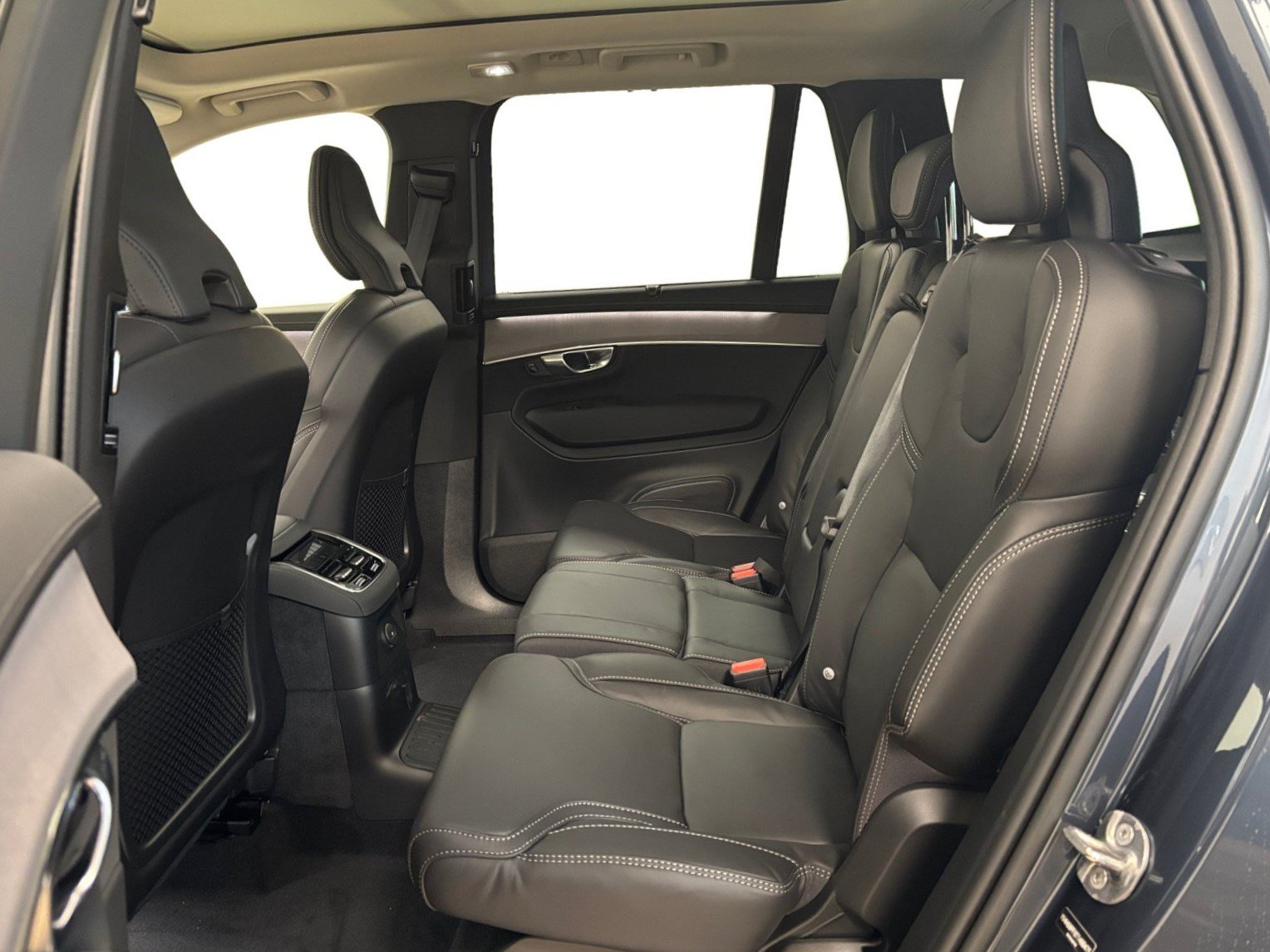 New 2026 Volvo XC90 T8 Ultra w/ Protection Package Premier AWD/4WD image 13