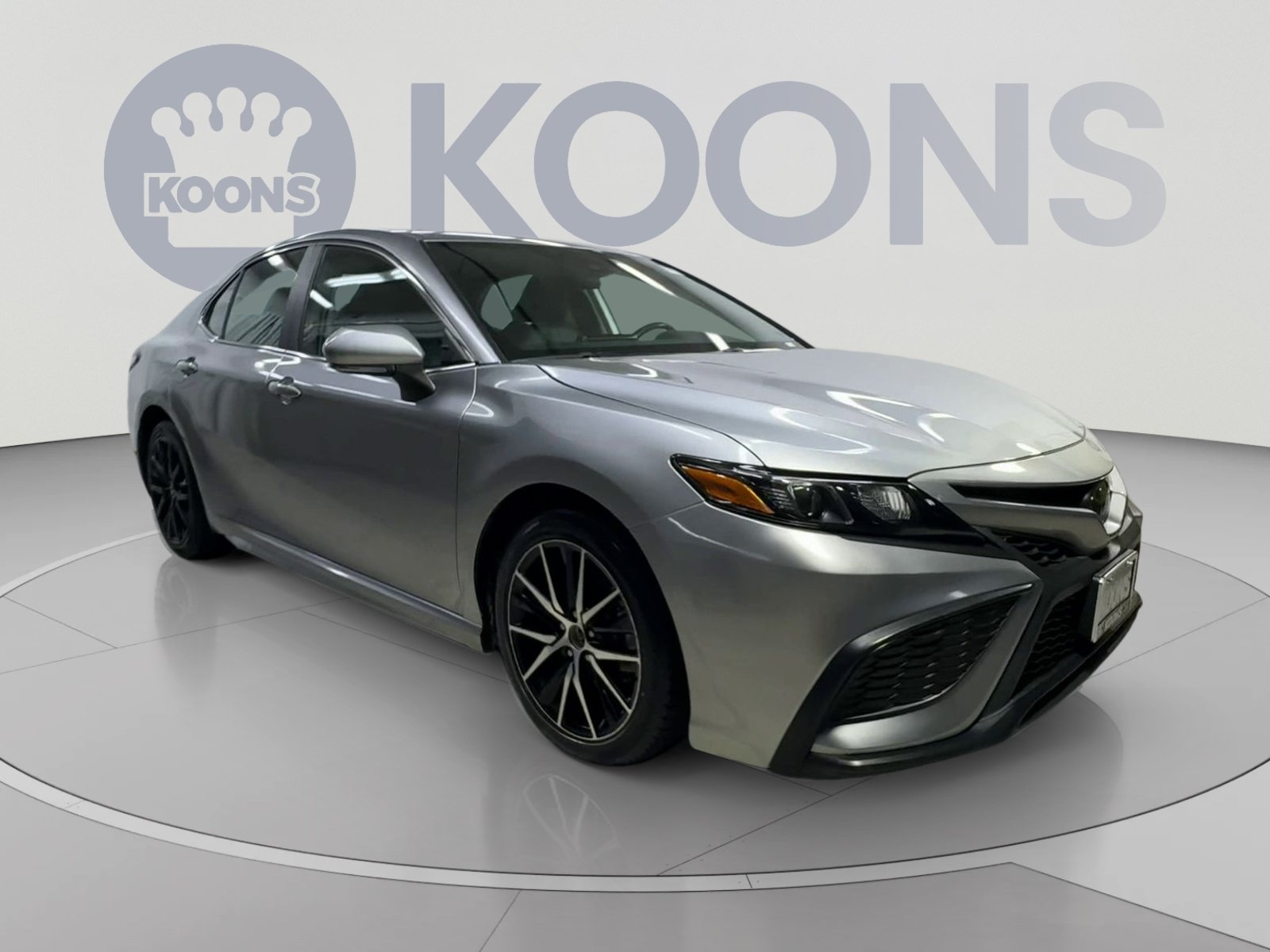 Used 2023 Toyota Camry SE FWD image 2