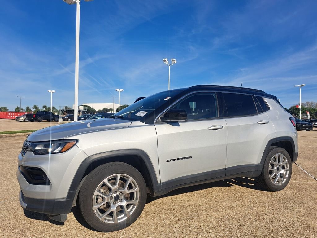 Used 2025 Jeep Compass Limited image 1