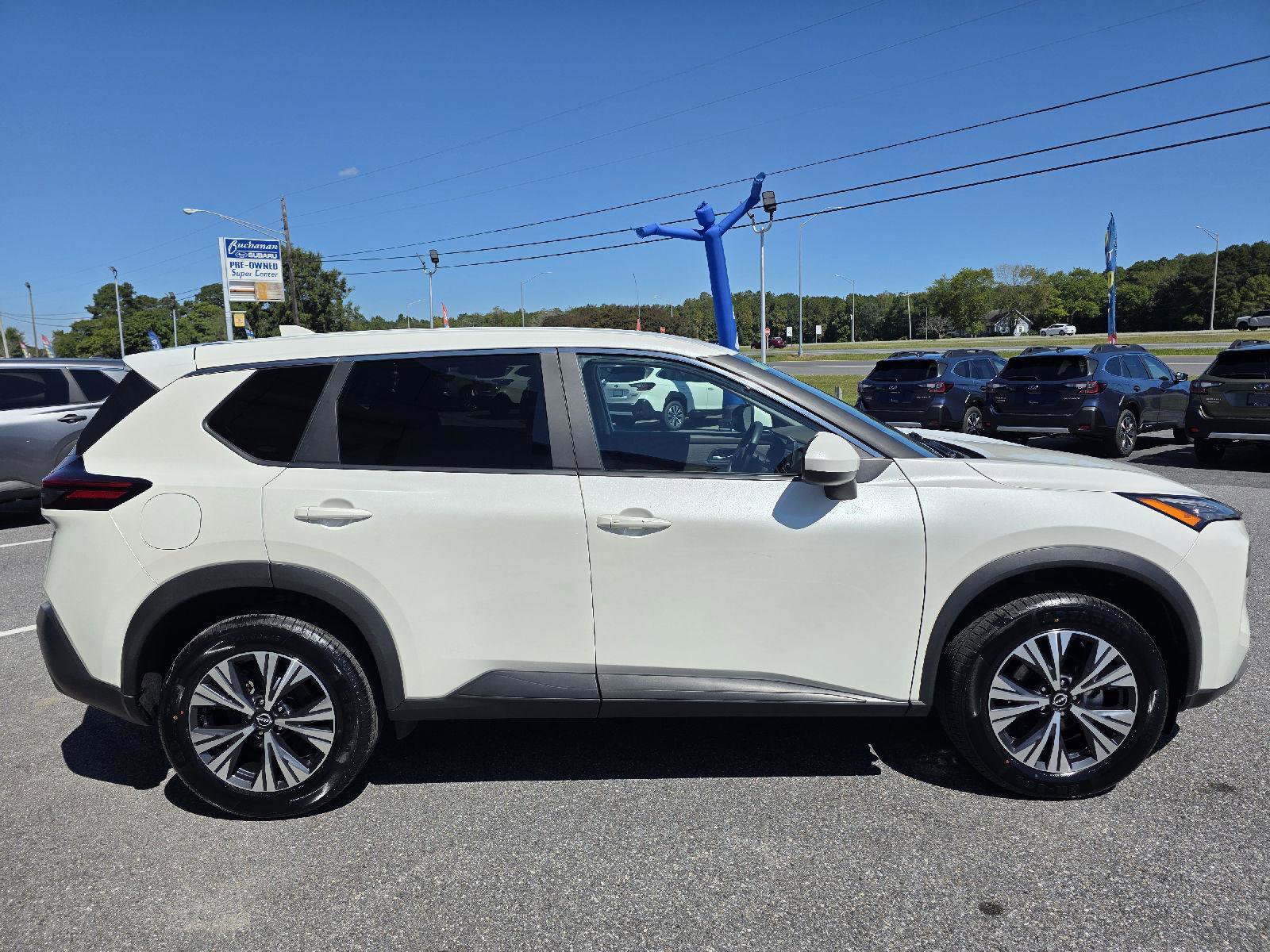 Used 2023 Nissan Rogue SV image 4