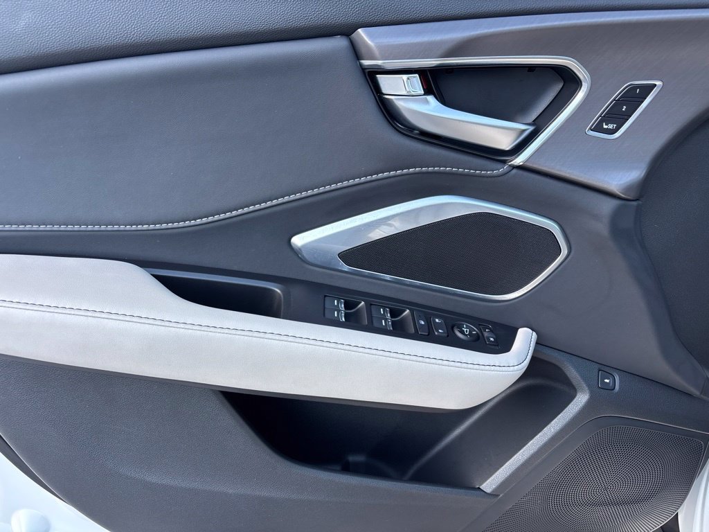 Used 2025 Acura RDX SH-AWD image 17