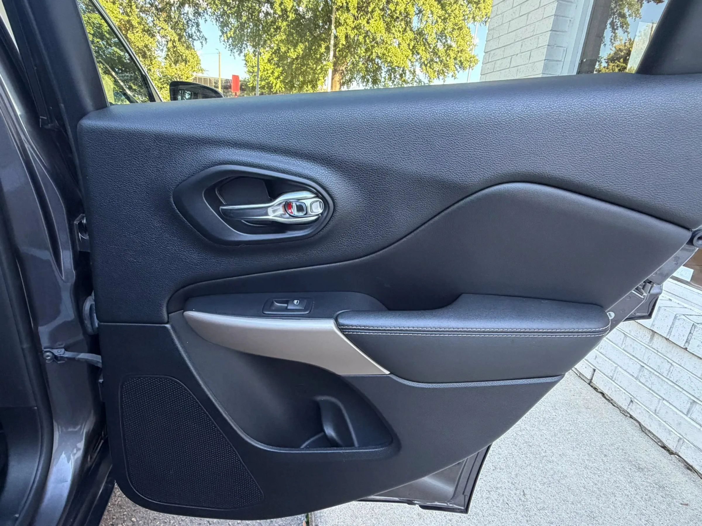 Used 2017 Jeep Cherokee Limited FWD image 18