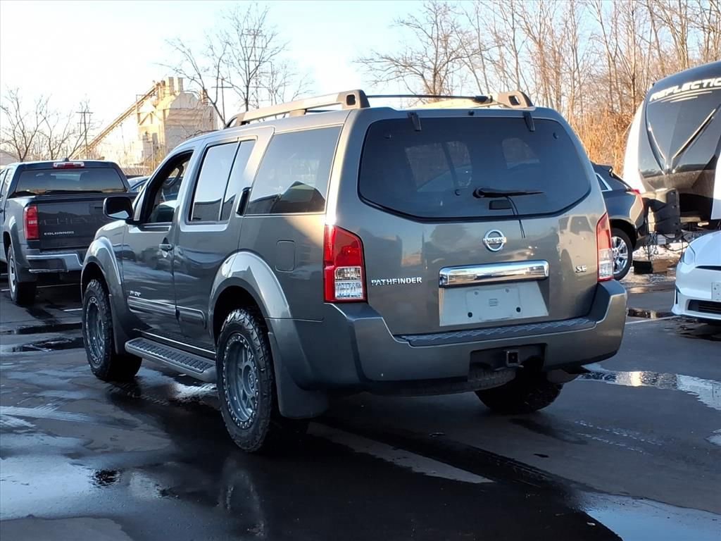 Used 2005 Nissan Pathfinder SE Off-Road image 3