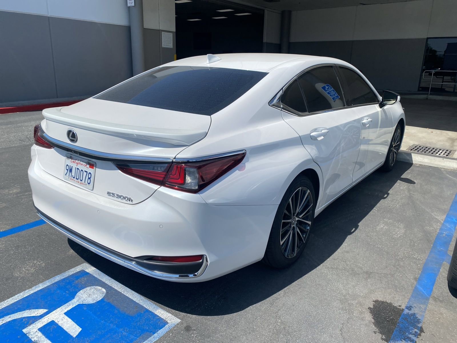 Used 2024 Lexus ES 300h w/ Premium Package FWD image 3