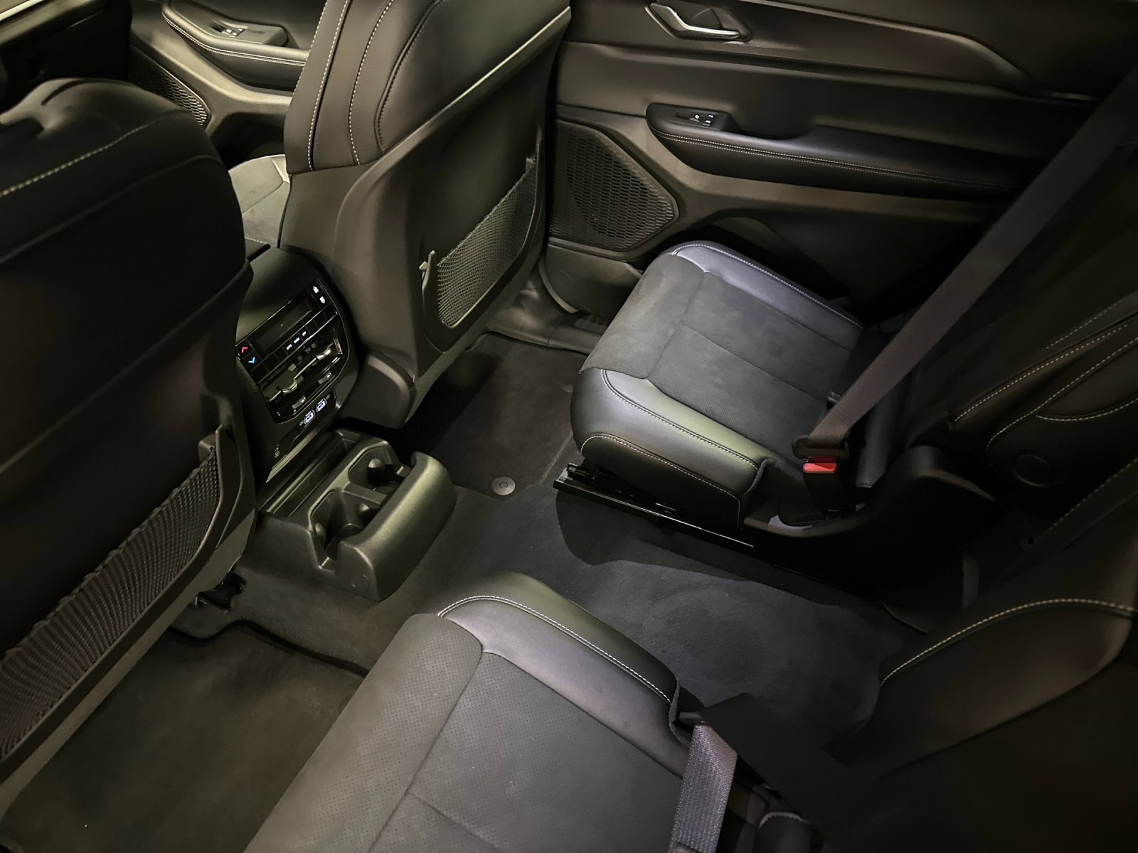 Used 2025 Jeep Grand Cherokee L Altitude image 11