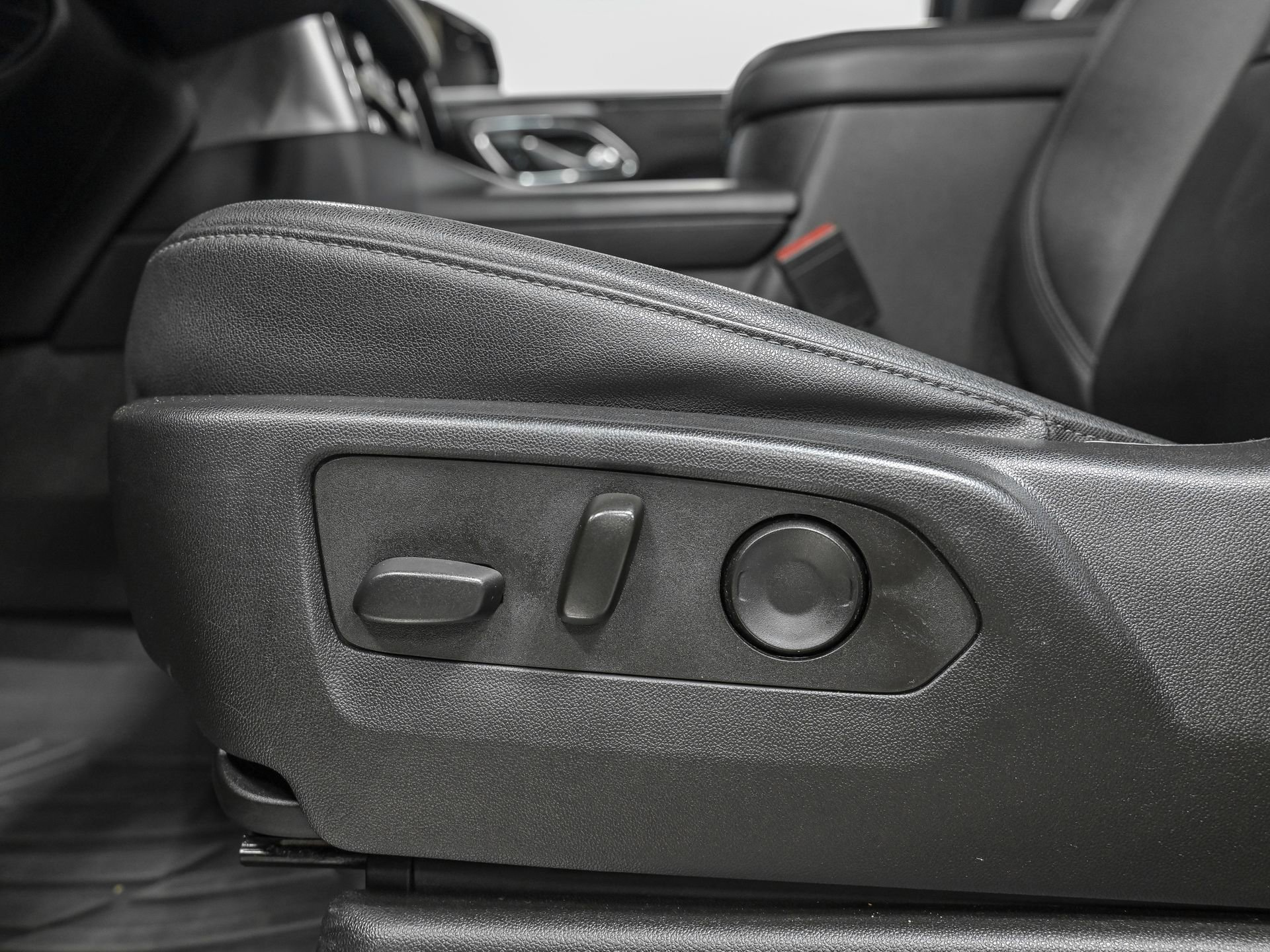 Used 2022 Chevrolet Tahoe Z71 w/ Luxury Package AWD/4WD image 14