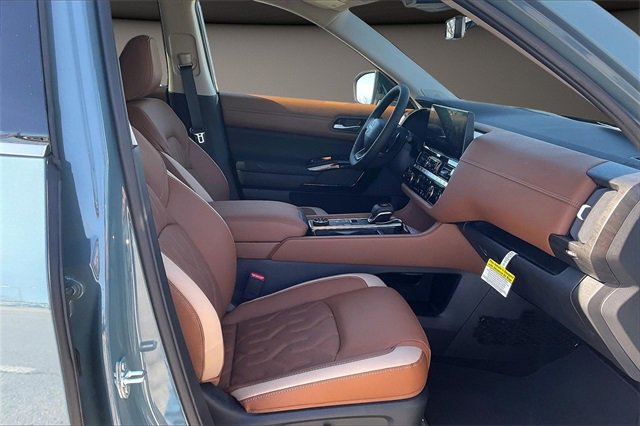 New 2026 Nissan Pathfinder Platinum image 11