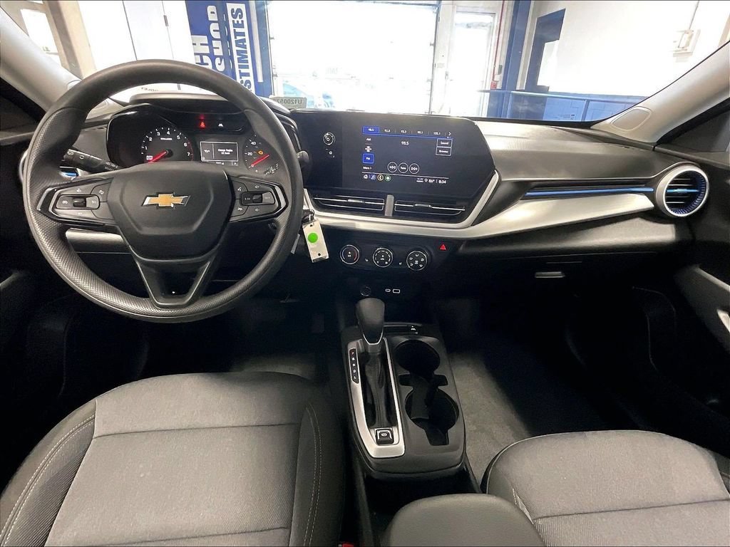 Used 2024 Chevrolet Trax LS w/ LS Convenience Package FWD image 21