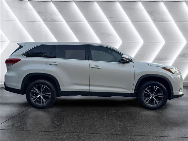 Used 2019 Toyota Highlander LE image 6