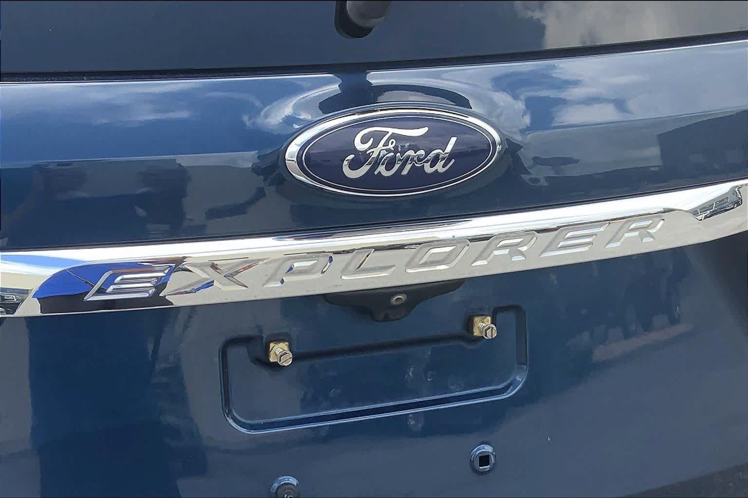 Used 2016 Ford Explorer XLT w/ Equipment Group 202A AWD/4WD image 31