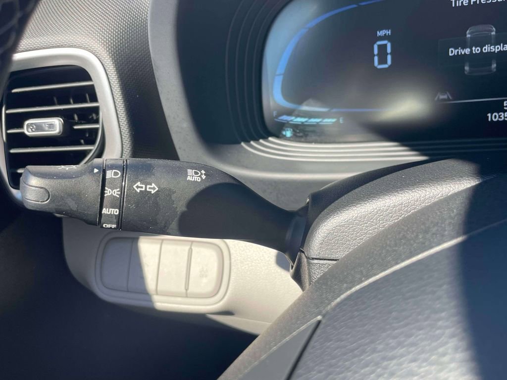 Used 2023 Hyundai Venue SEL image 23