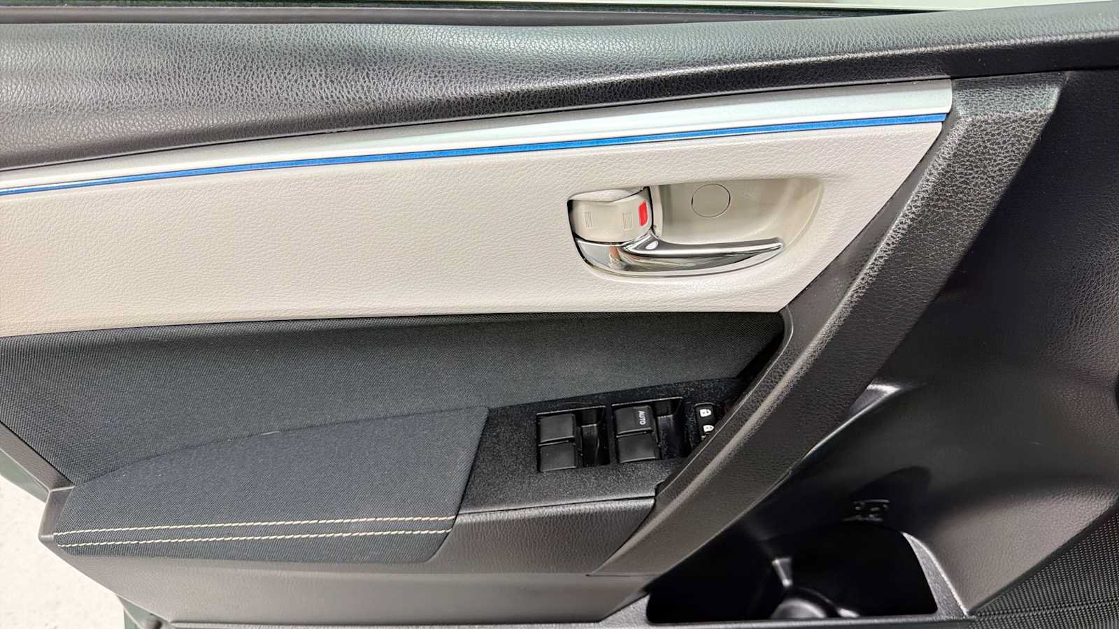 Used 2014 Toyota Corolla LE FWD image 15