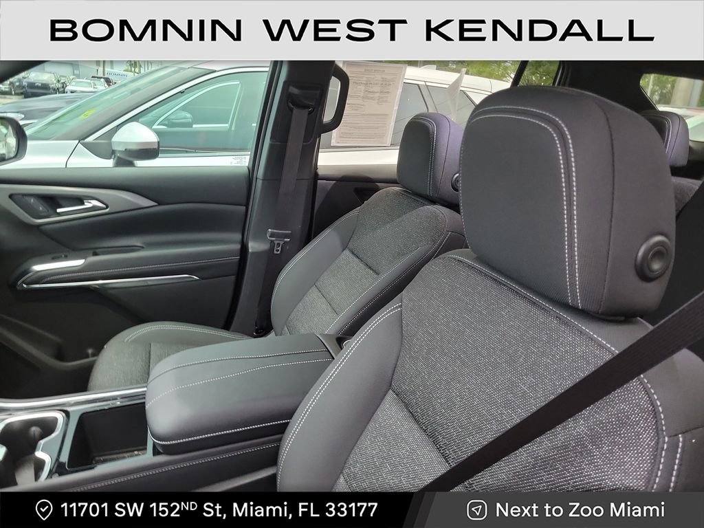 Used 2025 Chevrolet Traverse LT image 5