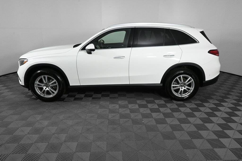 Used 2025 Mercedes-Benz GLC 300 4MATIC image 3