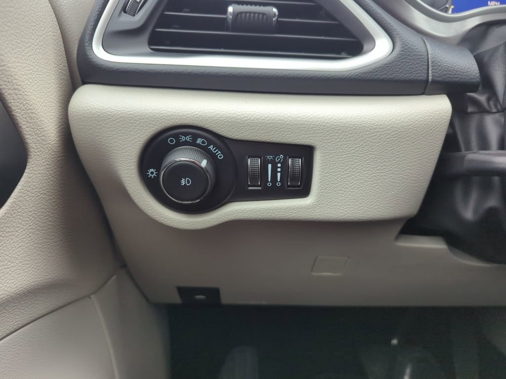 Used 2024 Chrysler Pacifica Touring-L image 21