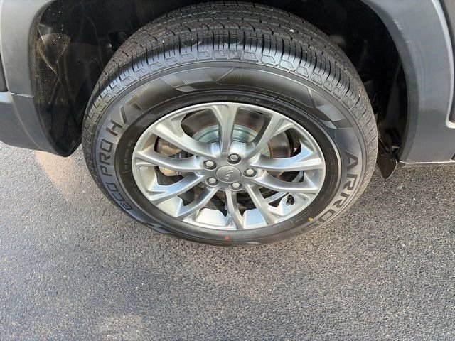 Used 2020 Jeep Cherokee Latitude Plus w/ Cold Weather Group AWD/4WD image 44