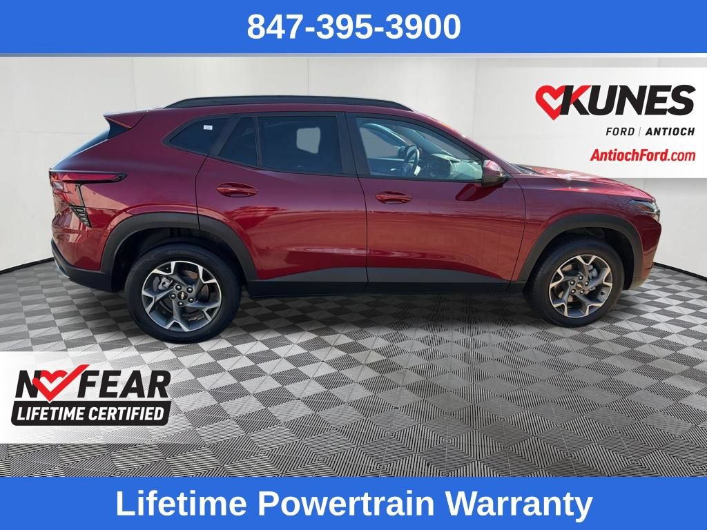 Used 2025 Chevrolet Trax LT FWD image 8