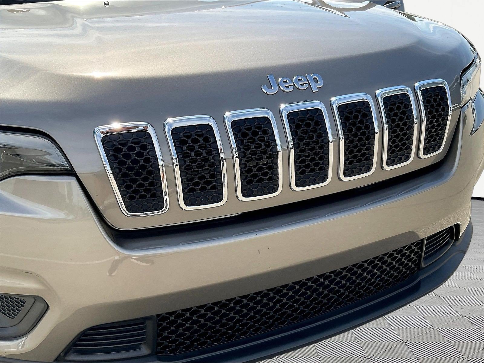Used 2019 Jeep Cherokee Latitude Plus w/ Comfort/Convenience Group AWD/4WD image 33