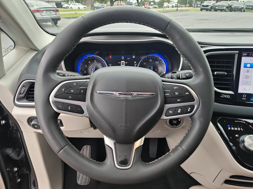 Used 2024 Chrysler Pacifica Touring-L FWD image 17