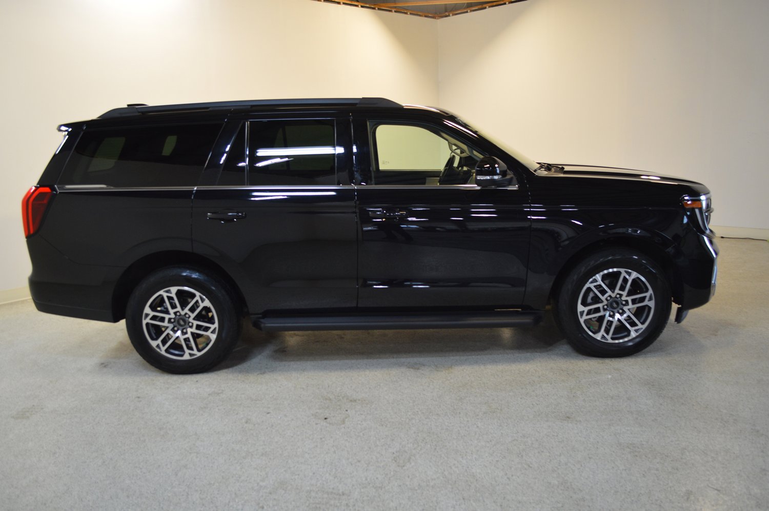 Used 2025 Ford Expedition Active image 2