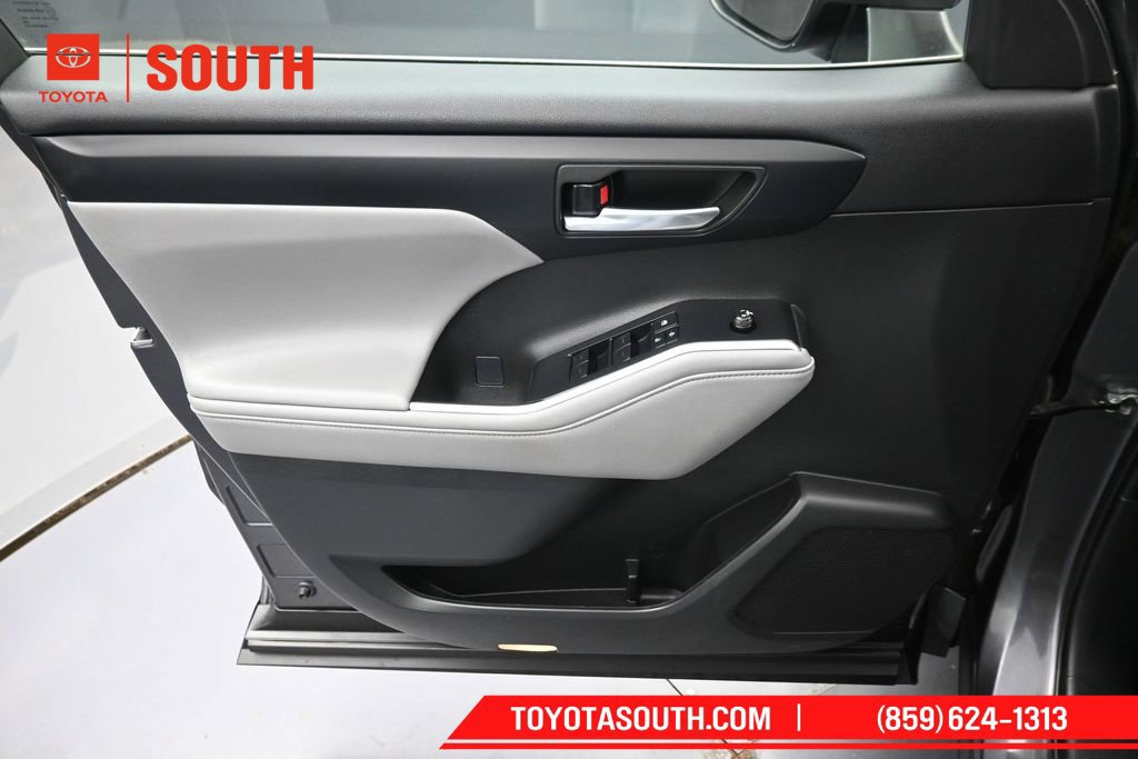 Used 2022 Toyota Highlander XLE AWD/4WD image 24