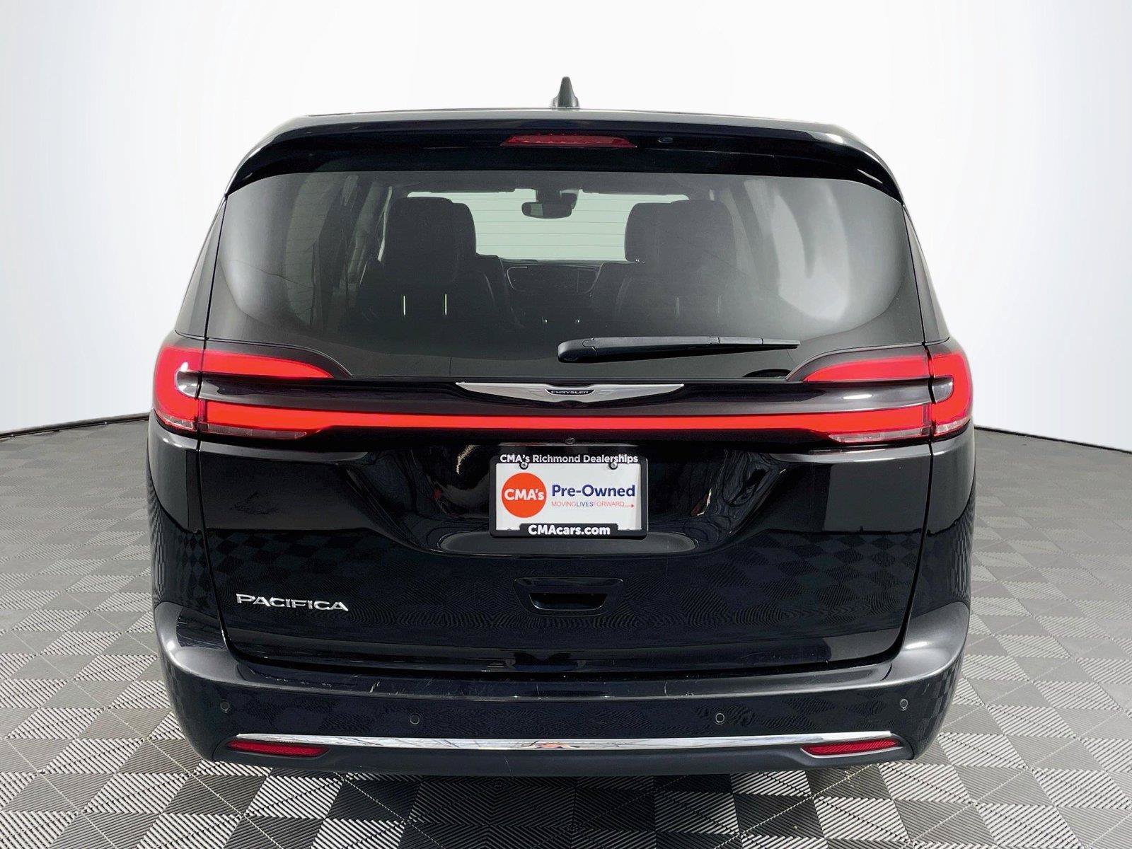 Used 2024 Chrysler Pacifica Touring-L FWD image 7