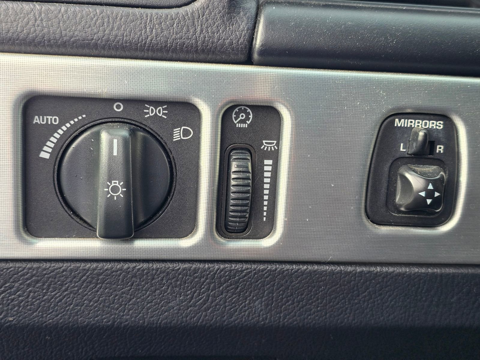 Used 2003 Ford Thunderbird image 31