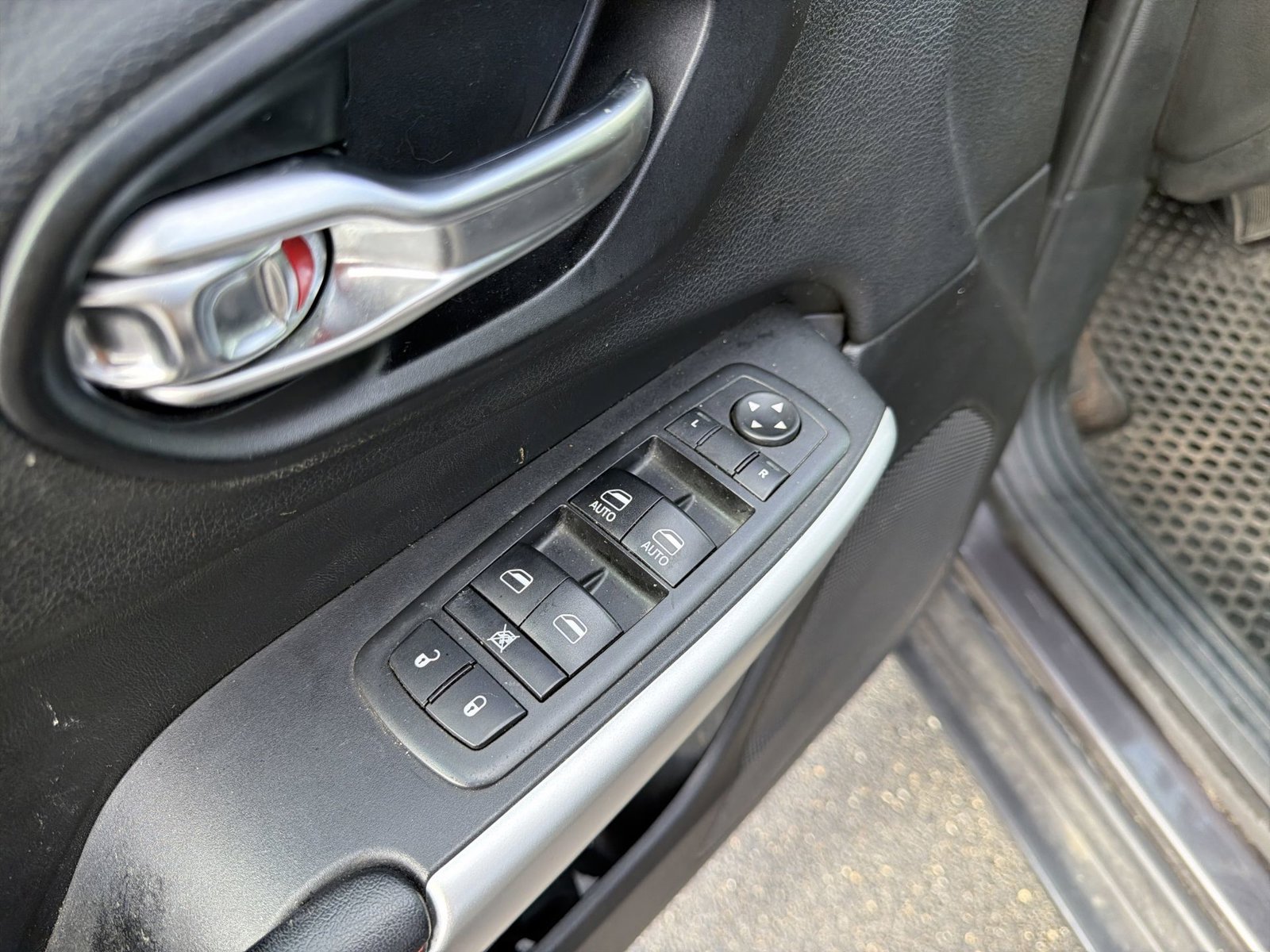 Used 2017 Jeep Cherokee Trailhawk w/ Comfort/Convenience Group AWD/4WD image 15