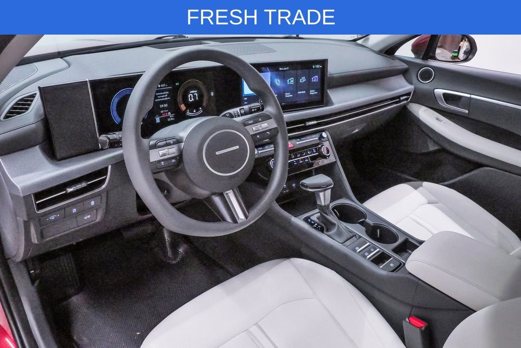 Used 2025 Hyundai Sonata SE image 2