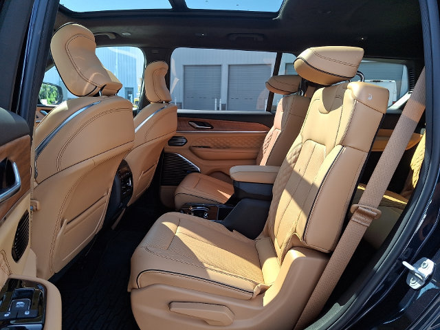Used 2024 Jeep Grand Cherokee L Summit AWD/4WD image 10