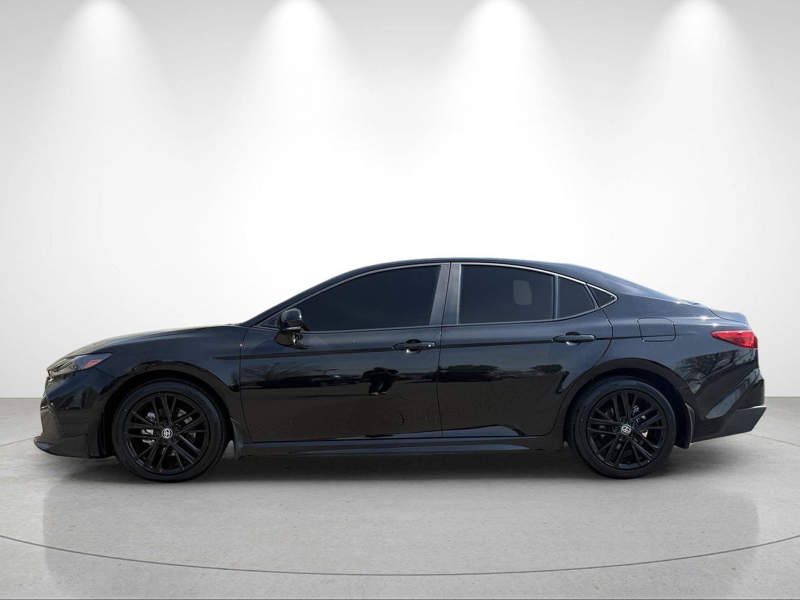 Used 2025 Toyota Camry SE AWD/4WD image 2