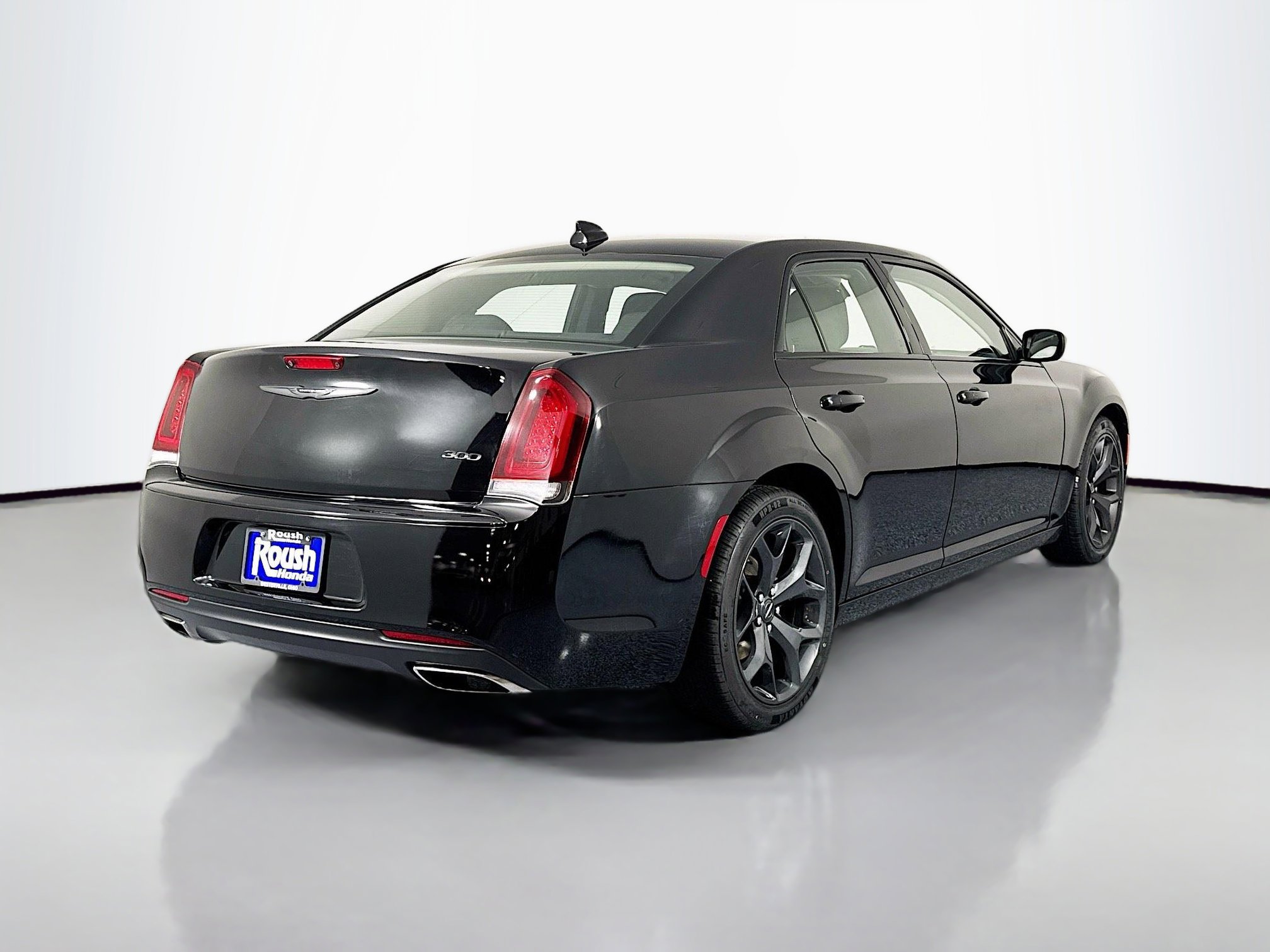 Used 2021 Chrysler 300 Touring w/ Sport Appearance Package RWD image 5