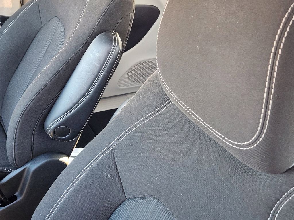 Used 2023 Chrysler Voyager LX image 16