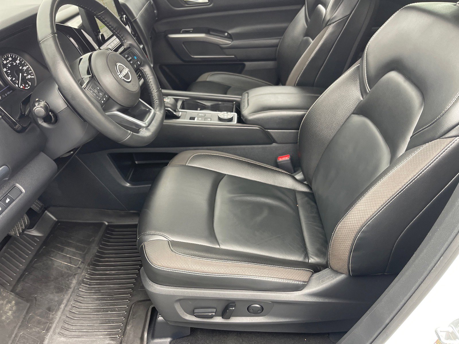 Used 2023 Nissan Pathfinder SL w/ Black Appearance Package image 10